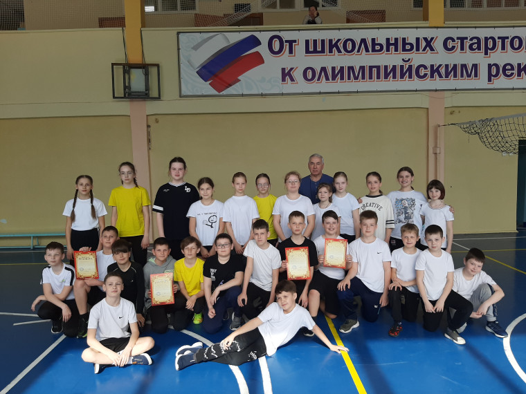 Соревнования по пионерболу.